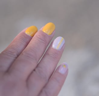 Vernis semi-permanent jaune sur renfort Fiber Base pour une tenue optimale proche Sérignan
