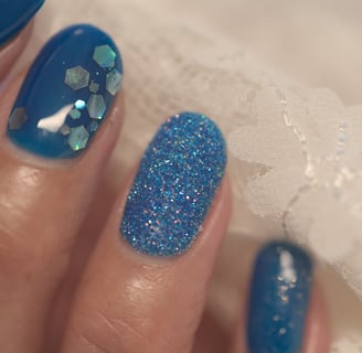 Vernis semi-permanent bleu avec paillettes pour une occasion spéciale  proche Vendres