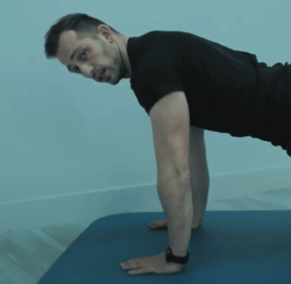 Armspieren trainen met behulp van Youtube video