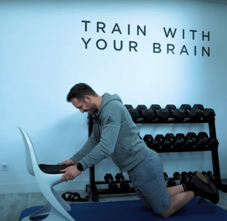 Borstspieren trainen met behulp van Youtube video