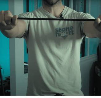 Schouderspieren trainen met behulp van Youtube video