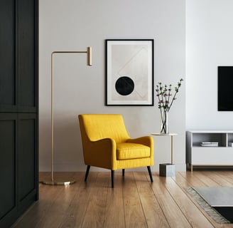 Salon avec fauteuil jaune et lampadaire moderne couleur or