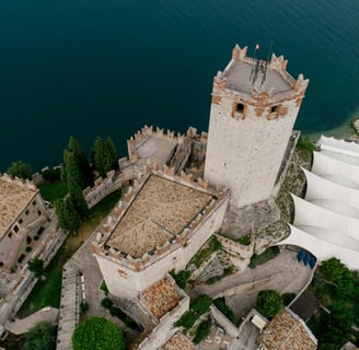 vista dall alto di un castello vicino al lago