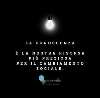 una lampadina con una frase riguardo la conoscenza come risorsa di cambiamento sociale