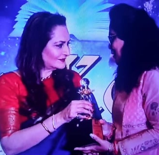 Jaya prada presenting award to Shri