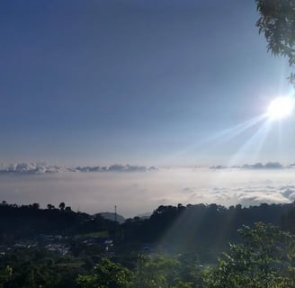 amanecer el el lago de yojoa lleno de nubes