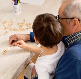 Niño jugando con Abuelo en PAMI