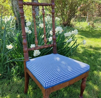 chaise ancienne de nourrice en bois dossier en balustre motif pied -de-poule bleu vichy