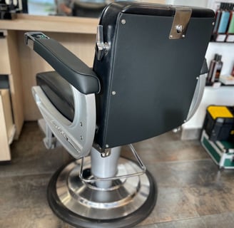 Fauteuil de barbier en expansé simili cuir noir