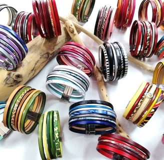 a bunch of bracelets with different colored bracelets