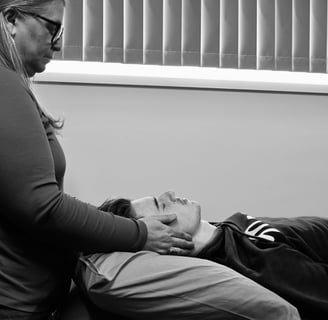 Woman giving reiki to man