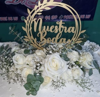 Caketopper color Oro sobre pastel de boda con rosas blancas