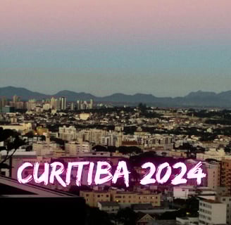 Cidade de Curitiba com a Serra do Mar ao fundo