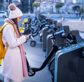 jovem aciona smartphone para alugar bicicleta