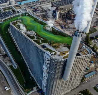 CopenHill -centro de tratamento de resíduos (lixo em energia) em seu telhado verde pista de esqui