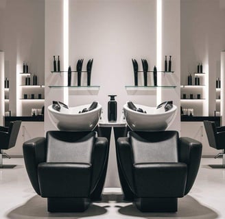 área de lavado de cabello, salón de belleza moderno, lavacabezas ergonómicos, mobiliario de peluquería