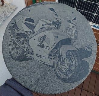 große Schieferplatte mit einem Motoradfoto