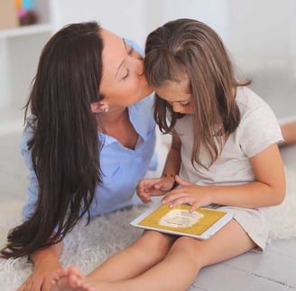 Mãe e Filha lendo o E-book O Gato que tocava violão comprado no site Leitura Fantástica