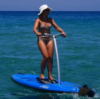 Une jeune femme fait du step-paddle à Lozari