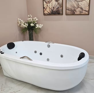Ambiente do SPA do We Hall Beauty em Bauru, com banheira elegante e decoração sofisticada para momen
