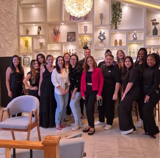 Equipe do We Hall Beauty em Bauru reunida em frente ao bar café, transmitindo acolhimento, profissio