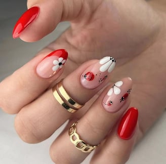 Uñas rojas con flores