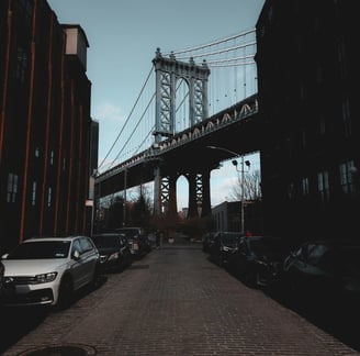 Quartier de Dumbo avec vue sur le Brooklyn Bridge, New-York