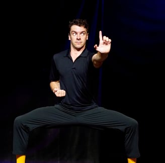 Spectacle, théâtre - Photo Dong phan - AU NOM DU PERE, DU FILS ET DE JACKIE CHAN - ARTEPHILE OFF 2025