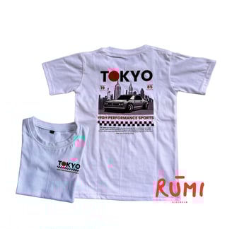 Kaos anak putih bertema Tokyo High Performance Sports dengan desain mobil dan skyline, brand RŪMI Kidswear.