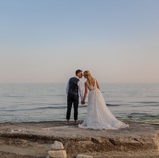 sposi al tramonto in un paesaggio di mare nella provincia di ragusa