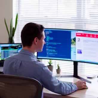Eine Person, die am Computer eine Website erstellt