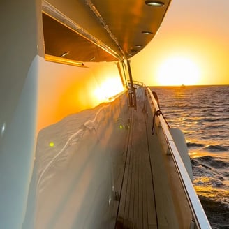 atardecer en yate de renta cabo san lucas