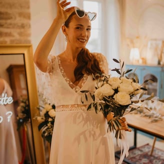 Une mariée se prenant en photo avec un photobooth lors d'un mariage