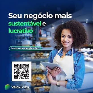 Empreendedora feliz e satisfeita com a instalação de energia solar na sua empresa