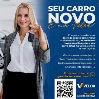 Mulher loira feliz com as chaves do seu novo carro comprado através de Financiamento de Carro 