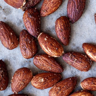 a bunch of nuts amandes grillées pour l'apéritif recettes ig bas indice glycémique bas