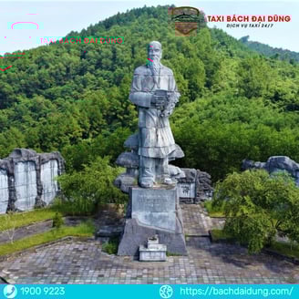 Tượng đài Hải Thượng Lãn Ông ở đỉnh núi Minh Tự, thôn Hải Thượng, xã Sơn Trung, huyện Hương Sơn, Hà