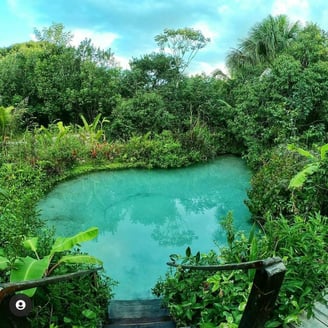 Fervedouro com água azul cristalina em Jalapão