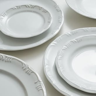 Pratos de porcelana branca com detalhes.