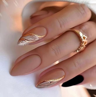 Uñas minimalistas con dorado