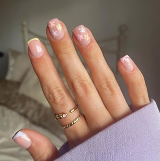 Uñas de flores minimalistas