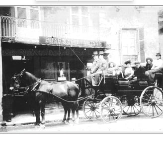 Une calèche transportant des personnes dans les années 1930