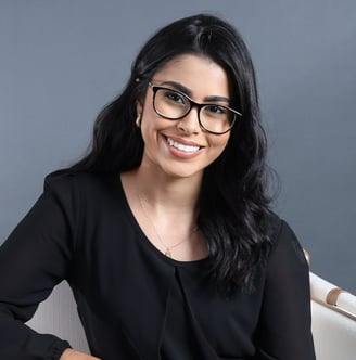 uma mulher de óculos