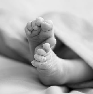 Detall dels peus d'un bebè nounat en una sessió de fotos newborn a Girona en estudi fotogràfic
