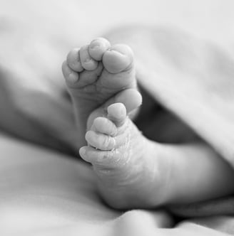 Detall dels peus d'un bebè nounat en una sessió de fotos newborn a Girona en estudi fotogràfic