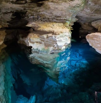 pedra e agua azul