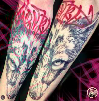 Tatouage réaliste de loup sur avant-bras avec lettrage rouge, réalisé par Datcha Tatouage à Gap 05