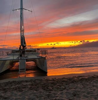 Un voilier est amarré sur la plage