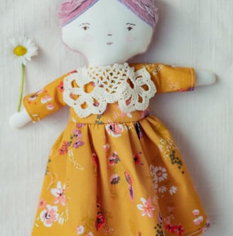 papusă handmade, unica, din materiale textile naturale, cu chip brodat si par moale din velur, cu rochita mustarie cu flori