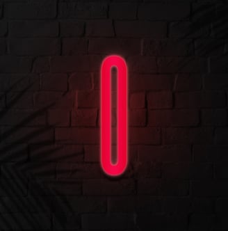 letra o roja en fondo negro